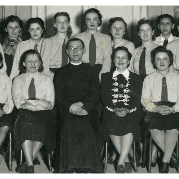 Nőmozgalom, fiatal nők „Félre a férfiakkal. Le a rabigával”, feliratú táblákkal, lelkész, pap, egyház, Horthy-korszak, 1941, 1940-es évek, Eredeti fotó, papírkép, hátulján Rajna Margit aláírásával.  