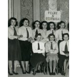 Nőmozgalom, fiatal nők „Félre a férfiakkal. Le a rabigával”, feliratú táblákkal, lelkész, pap, egyház, Horthy-korszak, 1941, 1940-es évek, Eredeti fotó, papírkép, hátulján Rajna Margit aláírásával.  