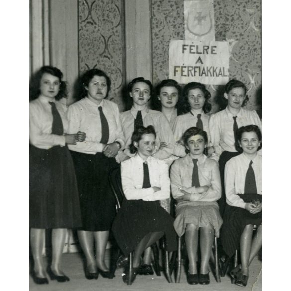 Nőmozgalom, fiatal nők „Félre a férfiakkal. Le a rabigával”, feliratú táblákkal, lelkész, pap, egyház, Horthy-korszak, 1941, 1940-es évek, Eredeti fotó, papírkép, hátulján Rajna Margit aláírásával.  