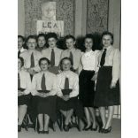 Nőmozgalom, fiatal nők „Félre a férfiakkal. Le a rabigával”, feliratú táblákkal, lelkész, pap, egyház, Horthy-korszak, 1941, 1940-es évek, Eredeti fotó, papírkép, hátulján Rajna Margit aláírásával.  