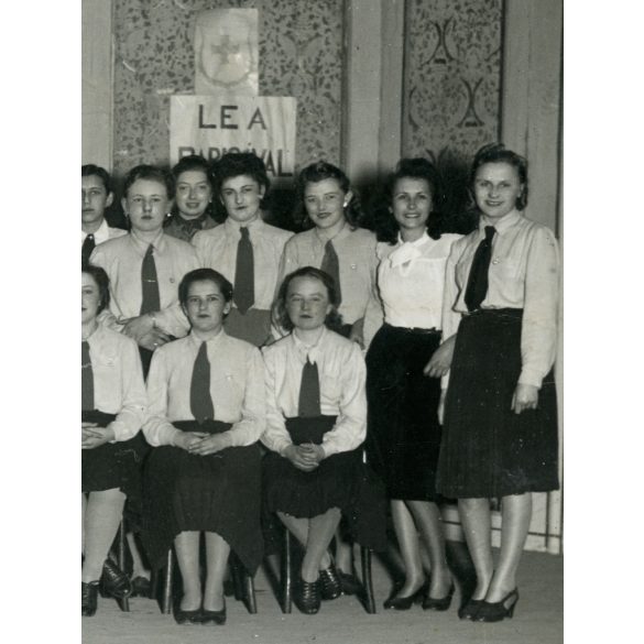 Nőmozgalom, fiatal nők „Félre a férfiakkal. Le a rabigával”, feliratú táblákkal, lelkész, pap, egyház, Horthy-korszak, 1941, 1940-es évek, Eredeti fotó, papírkép, hátulján Rajna Margit aláírásával.  