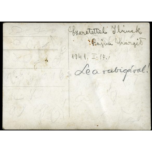 Nőmozgalom, fiatal nők „Félre a férfiakkal. Le a rabigával”, feliratú táblákkal, lelkész, pap, egyház, Horthy-korszak, 1941, 1940-es évek, Eredeti fotó, papírkép, hátulján Rajna Margit aláírásával.  