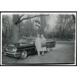 Elegáns nők állami rendszámú amerikai luxusautóval, Budapest, Pontiac, jármű, közlekedés, szocializmus, 1960-as évek, Eredeti fotó, papírkép.   