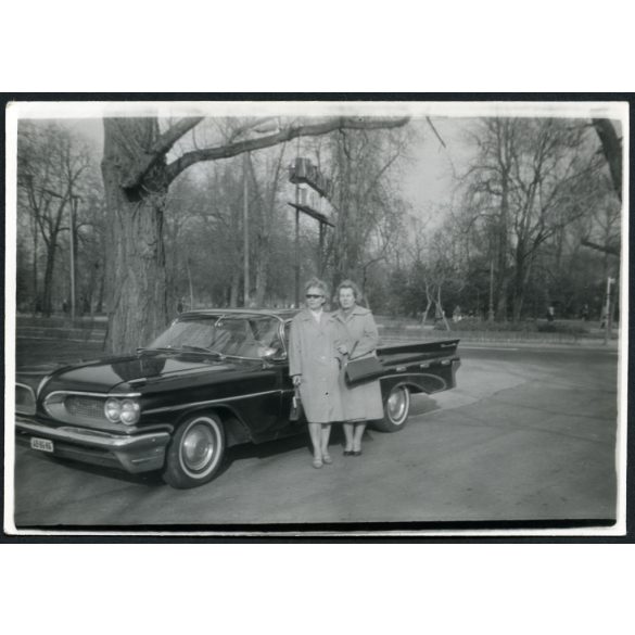 Elegáns nők állami rendszámú amerikai luxusautóval, Budapest, Pontiac, jármű, közlekedés, szocializmus, 1960-as évek, Eredeti fotó, papírkép.   