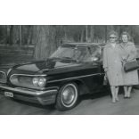 Elegáns nők állami rendszámú amerikai luxusautóval, Budapest, Pontiac, jármű, közlekedés, szocializmus, 1960-as évek, Eredeti fotó, papírkép.   