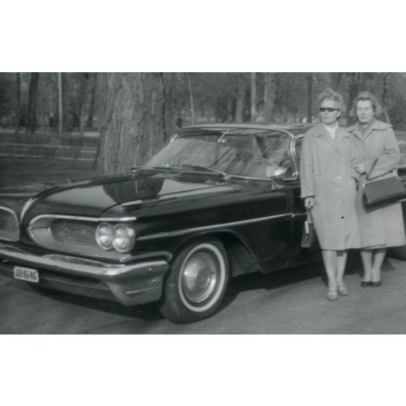 Elegáns nők állami rendszámú amerikai luxusautóval, Budapest, Pontiac, jármű, közlekedés, szocializmus, 1960-as évek, Eredeti fotó, papírkép.   