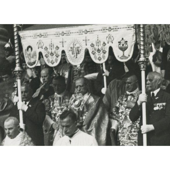 Nagyobb méret, Szendrő István jelzetlen fotóművészeti alkotása, Pacelli bíboros (később XII. Piusz pápa) az Eucharisztikus Kongresszuson, Budapest, Szent István Bazilika, 1938, 1930-as évek. Horthy-korszak, Eredeti feliratozott fotó, papírkép. Dekorá