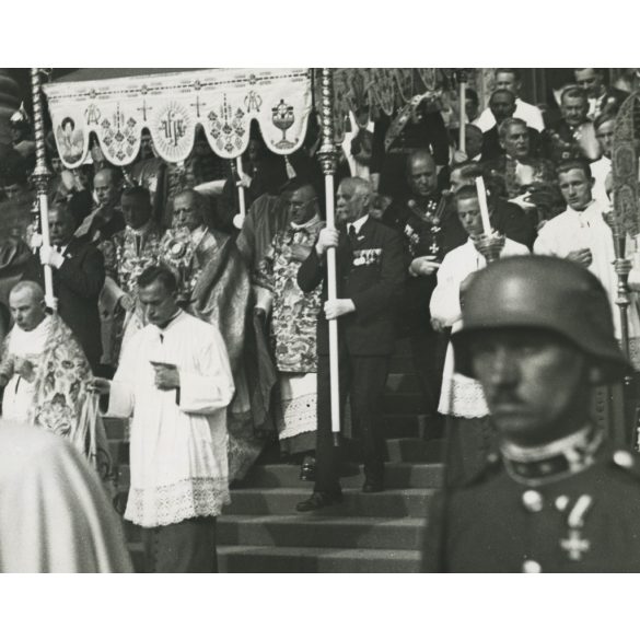Nagyobb méret, Szendrő István jelzetlen fotóművészeti alkotása, Pacelli bíboros (később XII. Piusz pápa) az Eucharisztikus Kongresszuson, Budapest, Szent István Bazilika, 1938, 1930-as évek. Horthy-korszak, Eredeti feliratozott fotó, papírkép. Dekorá