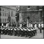 Nagyobb méret, Szendrő István fotóművészeti alkotása, Szent Jobb körmenet, Budapest, Budai vár, Mátyás templom, katona, egyenruha, koronaőrök, testőrök, folyamőrök (?), egyházi, világi és katonai vezetők, 1930-as évek.