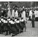 Nagyobb méret, Szendrő István fotóművészeti alkotása, Szent Jobb körmenet, Budapest, Budai vár, Mátyás templom, katona, egyenruha, koronaőrök, testőrök, folyamőrök (?), egyházi, világi és katonai vezetők, 1930-as évek.