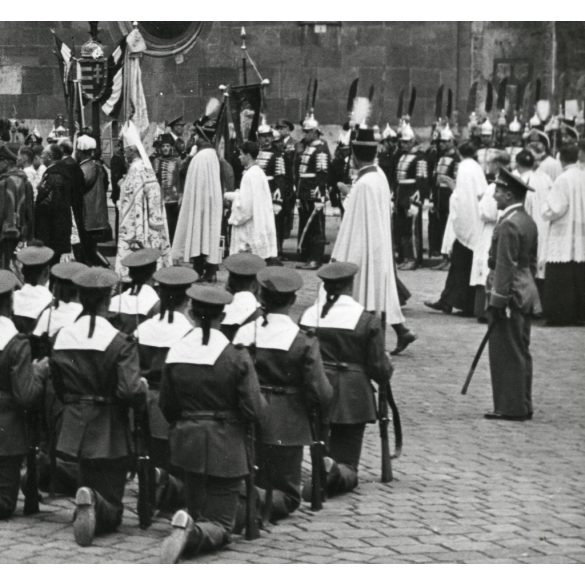 Nagyobb méret, Szendrő István fotóművészeti alkotása, Szent Jobb körmenet, Budapest, Budai vár, Mátyás templom, katona, egyenruha, koronaőrök, testőrök, folyamőrök (?), egyházi, világi és katonai vezetők, 1930-as évek.