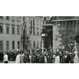 Nagyobb méret, Szendrő István fotóművészeti alkotása, Szent Jobb körmenet, Budapest, Budai vár, Mátyás templom, katona, egyenruha, koronaőrök, testőrök, folyamőrök (?), egyházi, világi és katonai vezetők, 1930-as évek.