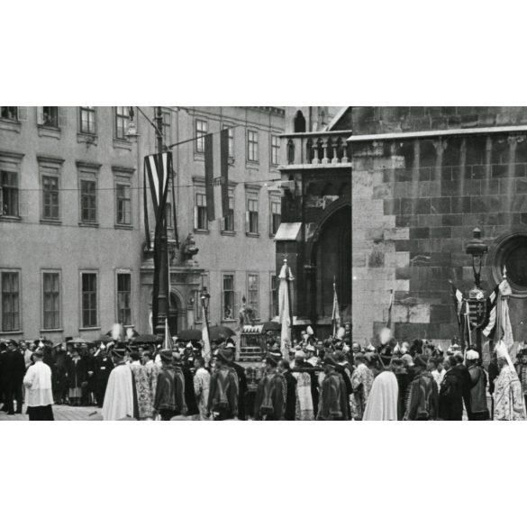 Nagyobb méret, Szendrő István fotóművészeti alkotása, Szent Jobb körmenet, Budapest, Budai vár, Mátyás templom, katona, egyenruha, koronaőrök, testőrök, folyamőrök (?), egyházi, világi és katonai vezetők, 1930-as évek.