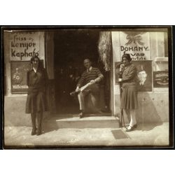   Nők és férfi a bolt ajtajában, Fábiánháza, Bleier Ferenc üzlete, reklámok, plakátok, feliratok, Haggenmacher Sörgyár reklám, Szabolcs-Szatmár-Bereg megye, Horthy-korszak, 1930, 1930-as évek, helytörténet. Eredeti fotó, hátulján Bleier Ferenc által al