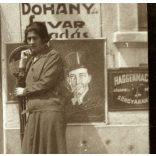 Nők és férfi a bolt ajtajában, Fábiánháza, Bleier Ferenc üzlete, reklámok, plakátok, feliratok, Haggenmacher Sörgyár reklám, Szabolcs-Szatmár-Bereg megye, Horthy-korszak, 1930, 1930-as évek, helytörténet. Eredeti fotó, hátulján Bleier Ferenc által al