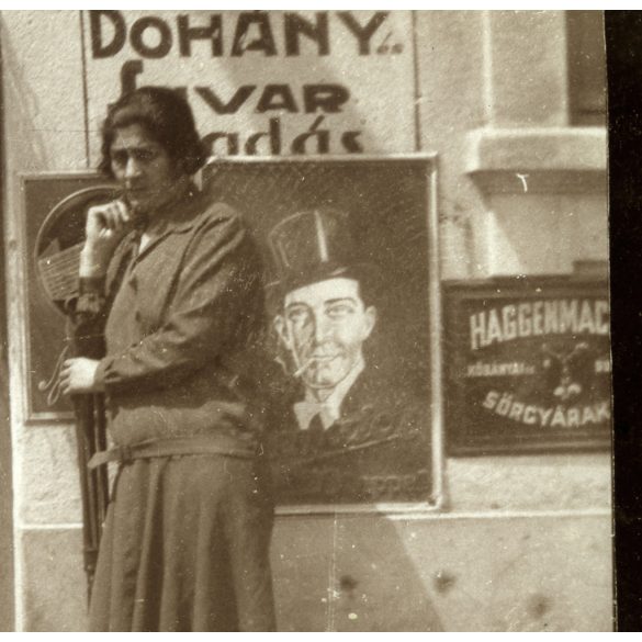 Nők és férfi a bolt ajtajában, Fábiánháza, Bleier Ferenc üzlete, reklámok, plakátok, feliratok, Haggenmacher Sörgyár reklám, Szabolcs-Szatmár-Bereg megye, Horthy-korszak, 1930, 1930-as évek, helytörténet. Eredeti fotó, hátulján Bleier Ferenc által al