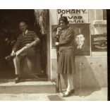 Nők és férfi a bolt ajtajában, Fábiánháza, Bleier Ferenc üzlete, reklámok, plakátok, feliratok, Haggenmacher Sörgyár reklám, Szabolcs-Szatmár-Bereg megye, Horthy-korszak, 1930, 1930-as évek, helytörténet. Eredeti fotó, hátulján Bleier Ferenc által al