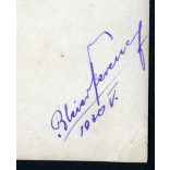 Nők és férfi a bolt ajtajában, Fábiánháza, Bleier Ferenc üzlete, reklámok, plakátok, feliratok, Haggenmacher Sörgyár reklám, Szabolcs-Szatmár-Bereg megye, Horthy-korszak, 1930, 1930-as évek, helytörténet. Eredeti fotó, hátulján Bleier Ferenc által al