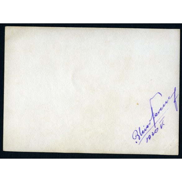 Nők és férfi a bolt ajtajában, Fábiánháza, Bleier Ferenc üzlete, reklámok, plakátok, feliratok, Haggenmacher Sörgyár reklám, Szabolcs-Szatmár-Bereg megye, Horthy-korszak, 1930, 1930-as évek, helytörténet. Eredeti fotó, hátulján Bleier Ferenc által al