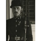 Nagyobb méret, Szendrő István fotóművészeti alkotása, a Szent Korona őrzője, Budapest, Budai Vár, egyenruha, puska, fegyver, 1930-as évek. Eredeti, pecséttel jelzett fotó, papírkép. Dekorációnak, ajándéknak is kiváló.