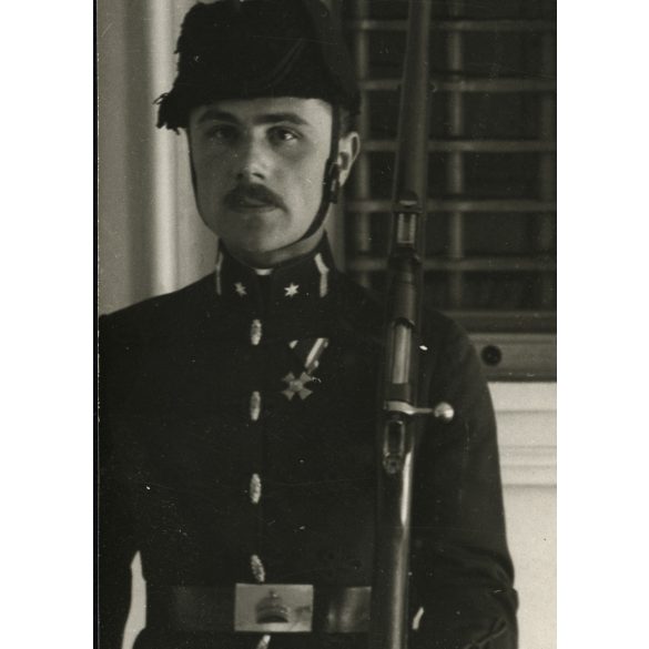 Nagyobb méret, Szendrő István fotóművészeti alkotása, a Szent Korona őrzője, Budapest, Budai Vár, egyenruha, puska, fegyver, 1930-as évek. Eredeti, pecséttel jelzett fotó, papírkép. Dekorációnak, ajándéknak is kiváló.