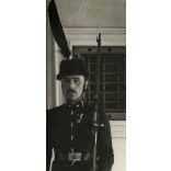 Nagyobb méret, Szendrő István fotóművészeti alkotása, a Szent Korona őrzője, Budapest, Budai Vár, egyenruha, puska, fegyver, 1930-as évek. Eredeti, pecséttel jelzett fotó, papírkép. Dekorációnak, ajándéknak is kiváló.