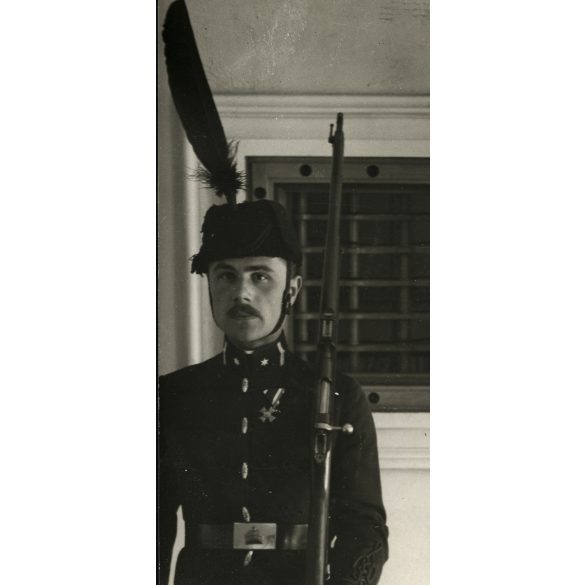 Nagyobb méret, Szendrő István fotóművészeti alkotása, a Szent Korona őrzője, Budapest, Budai Vár, egyenruha, puska, fegyver, 1930-as évek. Eredeti, pecséttel jelzett fotó, papírkép. Dekorációnak, ajándéknak is kiváló.