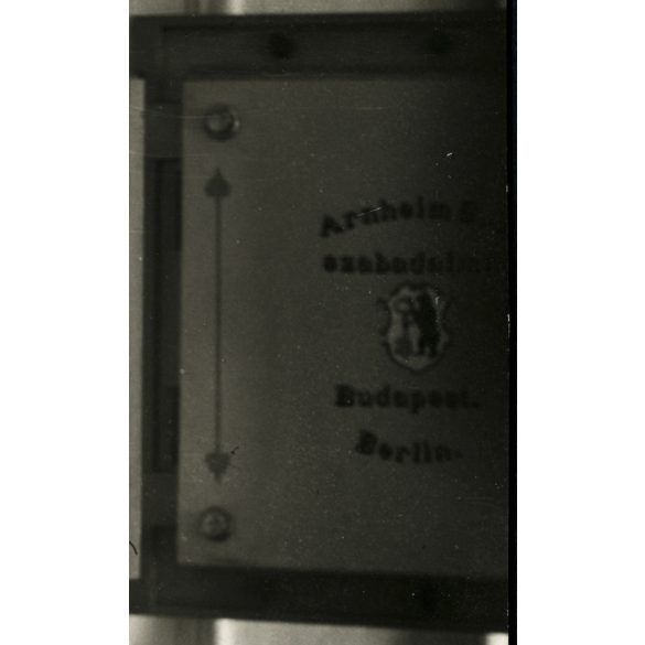 Nagyobb méret, Szendrő István fotóművészeti alkotása, a Szent Korona őrzője, Budapest, Budai Vár, egyenruha, puska, fegyver, 1930-as évek. Eredeti, pecséttel jelzett fotó, papírkép. Dekorációnak, ajándéknak is kiváló.