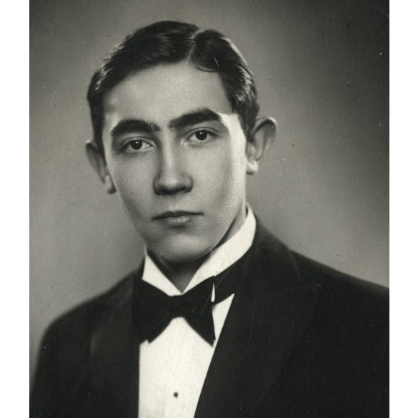 vitéz felsőtorjai Kováts fényképészmester műterme, Szeged, elegáns érettségiző fiú, fiatal férfi portréja,  Horthy-korszak, helytörténet, 1930-as évek, Eredeti fotó, papírkép, hátulján ragasztásnyomok és felirat.  