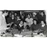 Szalai elvtárs munkásnőket oktat, Klement Gottwald Villamossági Gyár  (Budapest, 2. kerület, Lövőház utca 39.) gyár, üzem, munkás, foglalkozás, helytörténet, szocializmus, 1960. november 23., 1960-as évek, Eredeti fotó, papírkép, hátulján a szereplők