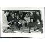 Szalai elvtárs munkásnőket oktat, Klement Gottwald Villamossági Gyár  (Budapest, 2. kerület, Lövőház utca 39.) gyár, üzem, munkás, foglalkozás, helytörténet, szocializmus, 1960. november 23., 1960-as évek, Eredeti fotó, papírkép, hátulján a szereplők