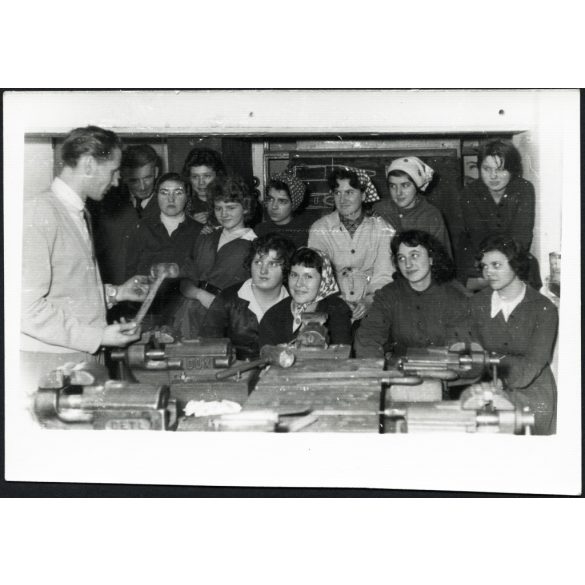 Szalai elvtárs munkásnőket oktat, Klement Gottwald Villamossági Gyár  (Budapest, 2. kerület, Lövőház utca 39.) gyár, üzem, munkás, foglalkozás, helytörténet, szocializmus, 1960. november 23., 1960-as évek, Eredeti fotó, papírkép, hátulján a szereplők
