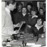 Szalai elvtárs munkásnőket oktat, Klement Gottwald Villamossági Gyár  (Budapest, 2. kerület, Lövőház utca 39.) gyár, üzem, munkás, foglalkozás, helytörténet, szocializmus, 1960. november 23., 1960-as évek, Eredeti fotó, papírkép, hátulján a szereplők