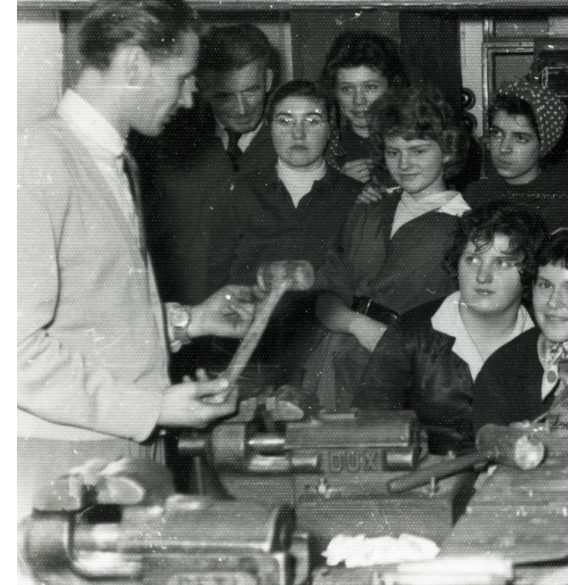 Szalai elvtárs munkásnőket oktat, Klement Gottwald Villamossági Gyár  (Budapest, 2. kerület, Lövőház utca 39.) gyár, üzem, munkás, foglalkozás, helytörténet, szocializmus, 1960. november 23., 1960-as évek, Eredeti fotó, papírkép, hátulján a szereplők