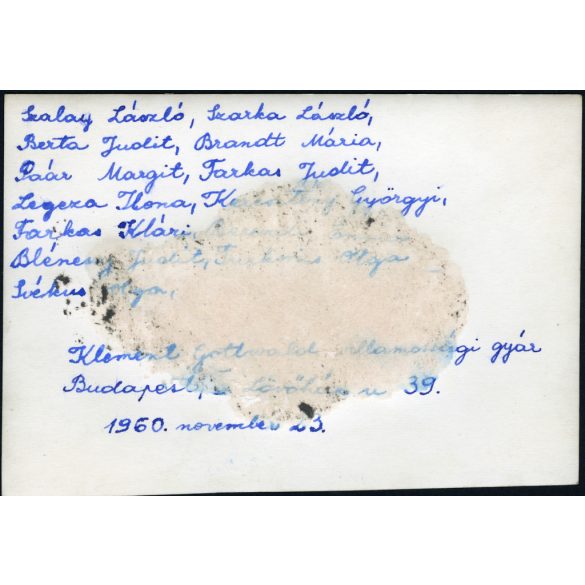 Szalai elvtárs munkásnőket oktat, Klement Gottwald Villamossági Gyár  (Budapest, 2. kerület, Lövőház utca 39.) gyár, üzem, munkás, foglalkozás, helytörténet, szocializmus, 1960. november 23., 1960-as évek, Eredeti fotó, papírkép, hátulján a szereplők