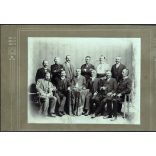 Nagy méret, Kemény műterem, Kassa, Felvidék, „Nagyidai 25 éves találkozó”, elegáns, a hátoldalon nevesített férfiak csoportja, rendőr, bajusz, monarchia, 1909, 1900-as évek, Eredeti mélynyomóval jelzett kabinetfotó. 