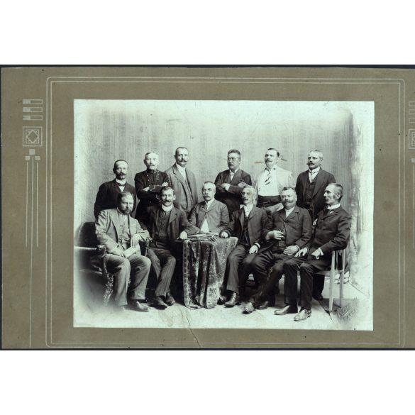 Nagy méret, Kemény műterem, Kassa, Felvidék, „Nagyidai 25 éves találkozó”, elegáns, a hátoldalon nevesített férfiak csoportja, rendőr, bajusz, monarchia, 1909, 1900-as évek, Eredeti mélynyomóval jelzett kabinetfotó. 