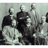 Nagy méret, Kemény műterem, Kassa, Felvidék, „Nagyidai 25 éves találkozó”, elegáns, a hátoldalon nevesített férfiak csoportja, rendőr, bajusz, monarchia, 1909, 1900-as évek, Eredeti mélynyomóval jelzett kabinetfotó. 