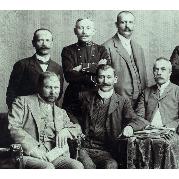 Nagy méret, Kemény műterem, Kassa, Felvidék, „Nagyidai 25 éves találkozó”, elegáns, a hátoldalon nevesített férfiak csoportja, rendőr, bajusz, monarchia, 1909, 1900-as évek, Eredeti mélynyomóval jelzett kabinetfotó. 