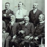 Nagy méret, Kemény műterem, Kassa, Felvidék, „Nagyidai 25 éves találkozó”, elegáns, a hátoldalon nevesített férfiak csoportja, rendőr, bajusz, monarchia, 1909, 1900-as évek, Eredeti mélynyomóval jelzett kabinetfotó. 