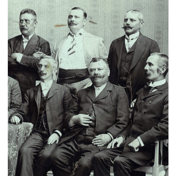 Nagy méret, Kemény műterem, Kassa, Felvidék, „Nagyidai 25 éves találkozó”, elegáns, a hátoldalon nevesített férfiak csoportja, rendőr, bajusz, monarchia, 1909, 1900-as évek, Eredeti mélynyomóval jelzett kabinetfotó. 