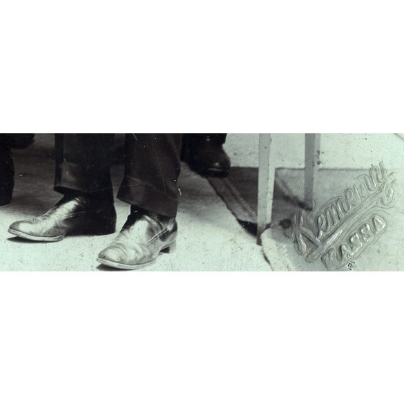 Nagy méret, Kemény műterem, Kassa, Felvidék, „Nagyidai 25 éves találkozó”, elegáns, a hátoldalon nevesített férfiak csoportja, rendőr, bajusz, monarchia, 1909, 1900-as évek, Eredeti mélynyomóval jelzett kabinetfotó. 