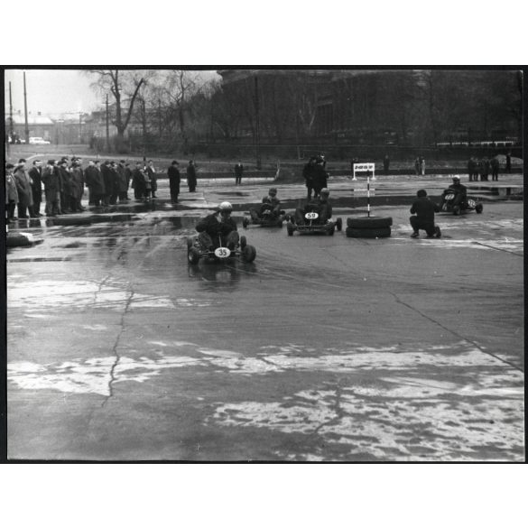 Nagyobb méret, gokart autóverseny, Budapest, Városliget, sport, jármű,  helytörténet, szocializmus, 1960-as évek, Eredeti fotó, papírkép, hátulján Dr. Reitter Lászlóné felirat.  