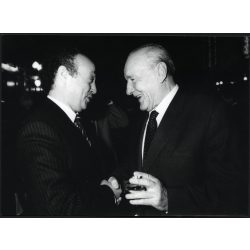   Nagyobb méret, Kádár János, Sas József komikus, Budapest, Országház Vadászterem, politika, művész, parlament, szocializmus, 1970-es évek, Eredeti fotó, papírkép.   méret megközelítőleg (centiméterben): 13 x 17.5 Használt! Eredeti nagyítás! Nem reprin