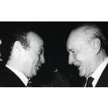 Nagyobb méret, Kádár János, Sas József komikus, Budapest, Országház Vadászterem, politika, művész, parlament, szocializmus, 1970-es évek, Eredeti fotó, papírkép.   méret megközelítőleg (centiméterben): 13 x 17.5 Használt! Eredeti nagyítás! Nem reprin