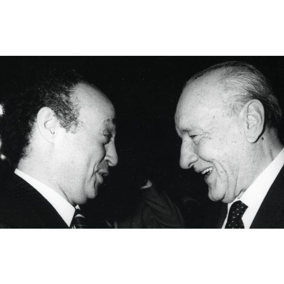 Nagyobb méret, Kádár János, Sas József komikus, Budapest, Országház Vadászterem, politika, művész, parlament, szocializmus, 1970-es évek, Eredeti fotó, papírkép.   méret megközelítőleg (centiméterben): 13 x 17.5 Használt! Eredeti nagyítás! Nem reprin