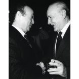 Nagyobb méret, Kádár János, Sas József komikus, Budapest, Országház Vadászterem, politika, művész, parlament, szocializmus, 1970-es évek, Eredeti fotó, papírkép.   méret megközelítőleg (centiméterben): 13 x 17.5 Használt! Eredeti nagyítás! Nem reprin