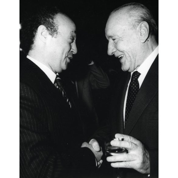 Nagyobb méret, Kádár János, Sas József komikus, Budapest, Országház Vadászterem, politika, művész, parlament, szocializmus, 1970-es évek, Eredeti fotó, papírkép.   méret megközelítőleg (centiméterben): 13 x 17.5 Használt! Eredeti nagyítás! Nem reprin