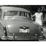 Elegáns nő Volga típusú kelet-német rendszámú  személygépkocsival, autó, jármű, közlekedés, 1960-as évek, szocializmus, Eredeti fotó, papírkép.  