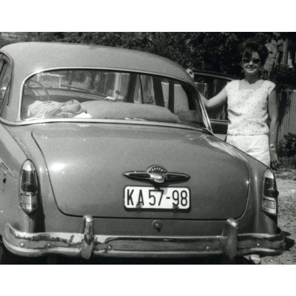 Elegáns nő Volga típusú kelet-német rendszámú  személygépkocsival, autó, jármű, közlekedés, 1960-as évek, szocializmus, Eredeti fotó, papírkép.  